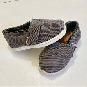 VGUC  gray TOMS sz 5